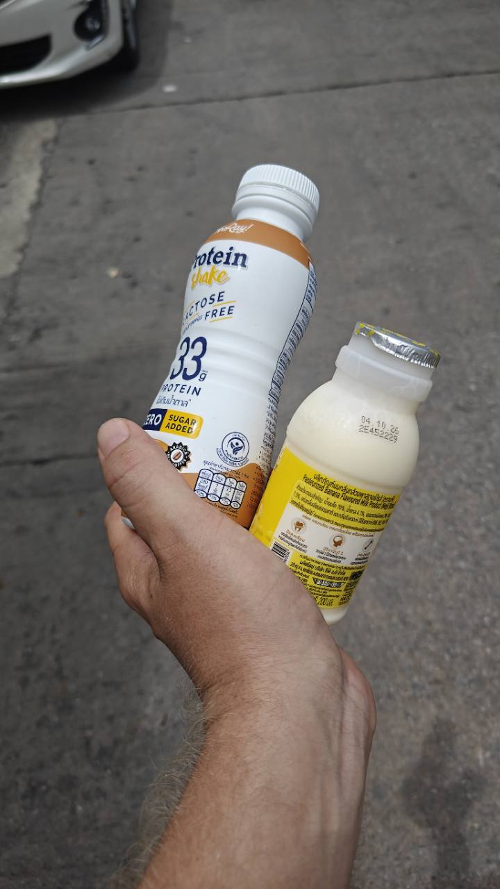 Stig holder to flasker melk etter et sideoppdrag på 7-Eleven.