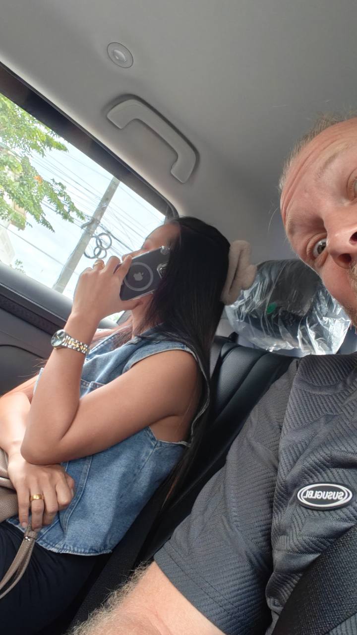 Stig og fruen i baksetet på en taxi på vei til Hua Hin.